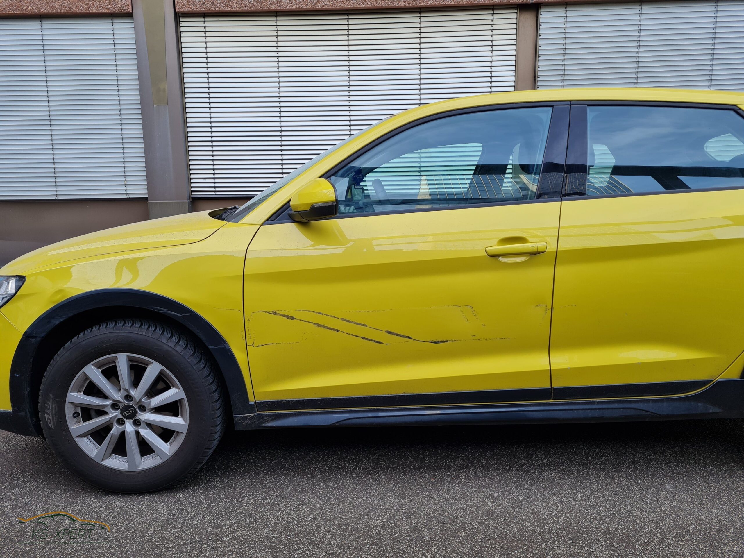 PKW - Audi A1, Haftpflichtgutachten, Unfallschaden durch Rangiermanöver (LKW), Seitenschaden links
